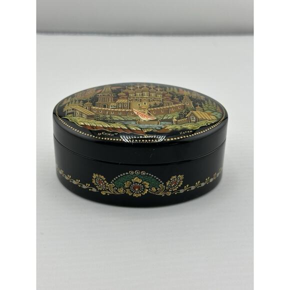 Russian Lacquer Papier Mache Box Kholui Village Scene Oval Signed - Picture 2 of 9